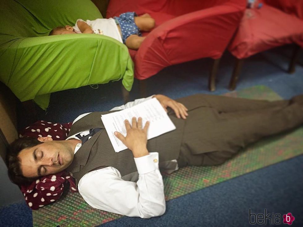 Álex Adrover echándose la siesta con su hija Lis en el rodaje de 'Seis hermanas'