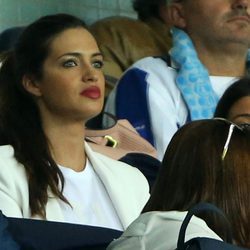 Sara Carbonero viendo al Porto mientras juega su marido Iker Casillas