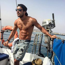 Mario Casas luce abdominales a bordo de un barco