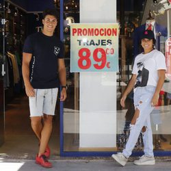 Gloria Camila y Kiko Jiménez en la reinauguración de la tienda de la joven en Sevilla