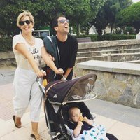 Tania Llasera junto a su hijo y un amigo