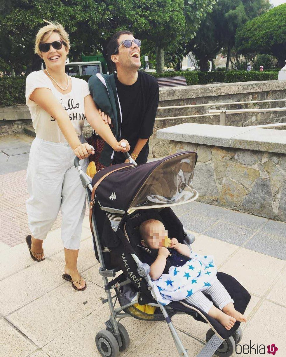 Tania Llasera junto a su hijo y un amigo