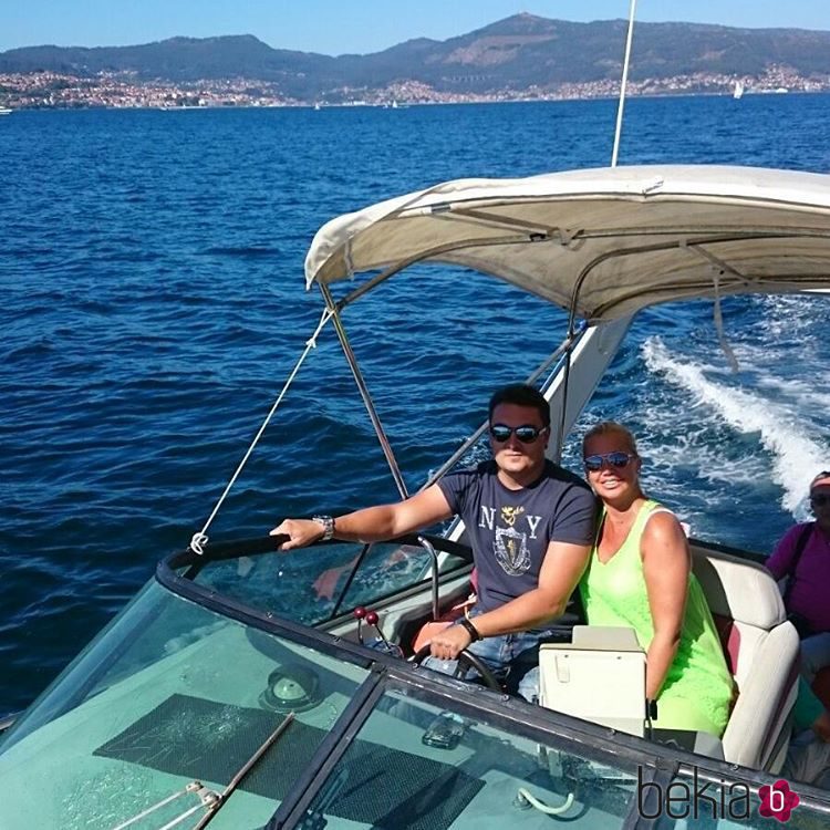 Belén Esteban navegando junto a Miguel