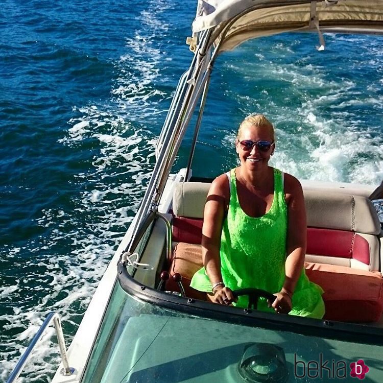 Belen Esteban  disfruta de sus vacaciones navegando