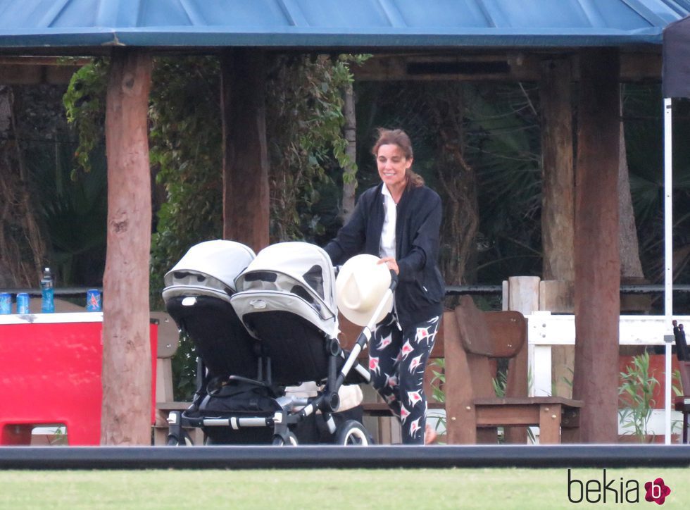 Raquel Sánchez Silva con el carro de sus hijos en Sotogrande