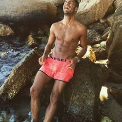 Maxi Iglesias luce cuerpazo en la playa
