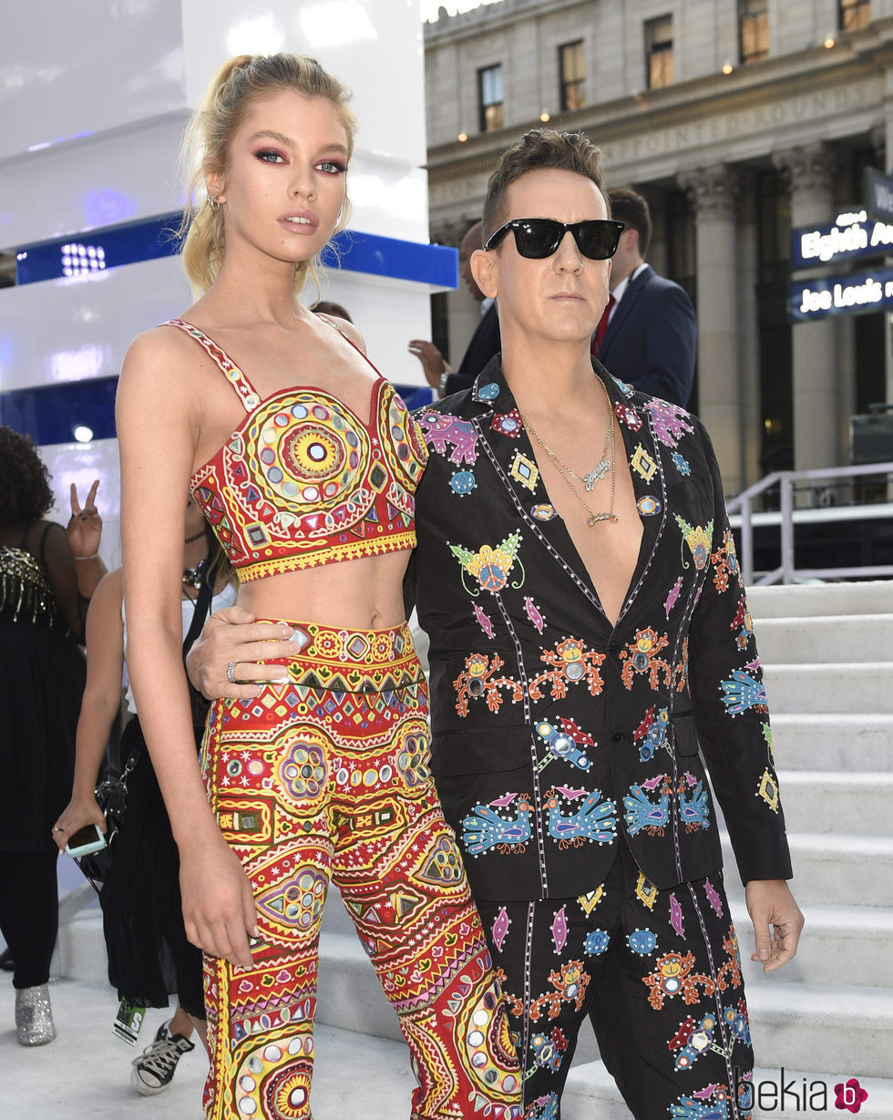 Jeremy Scott y Stella Maxwell en los VMA's 2016