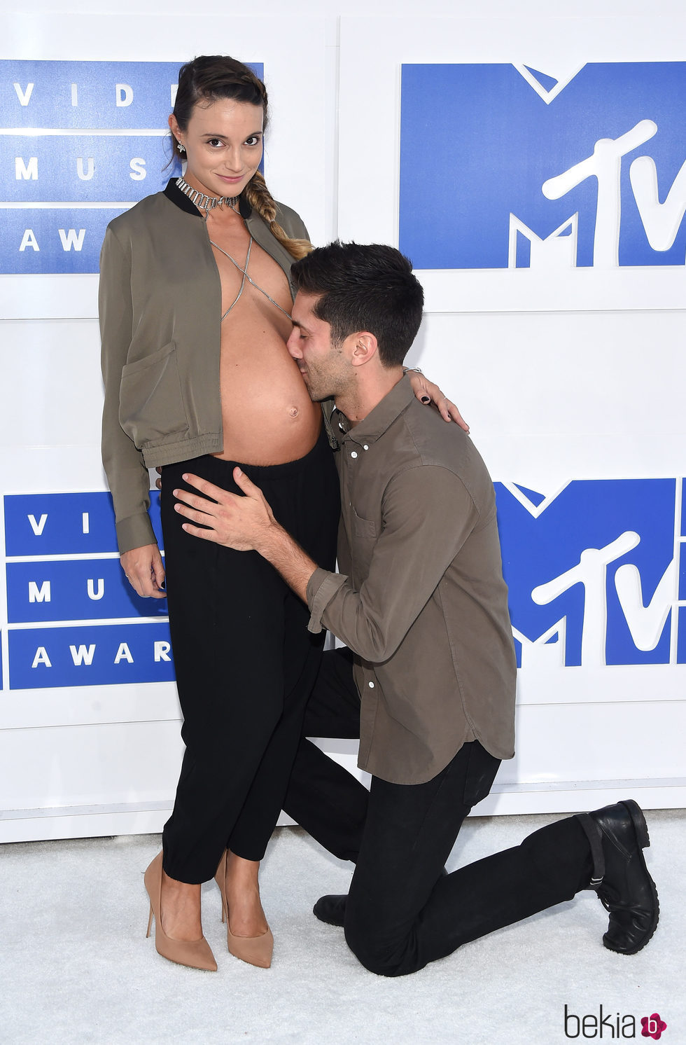 Nev Sculman y Laura Perlongo en los VMA's 2016