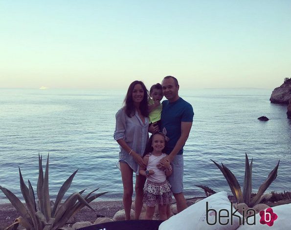 Andrés Iniesta y Anna Ortiz junto a sus hijos