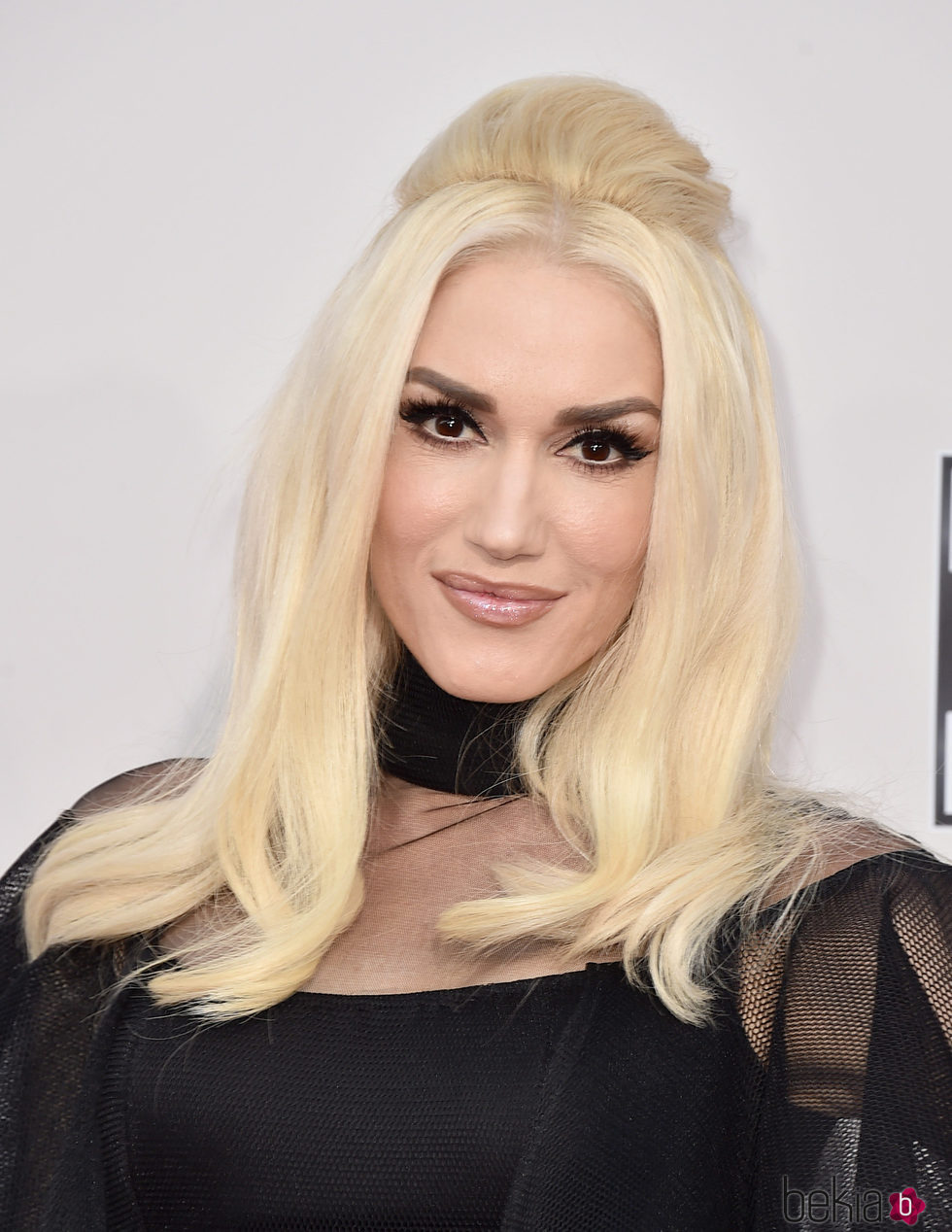 Gwen Stefani con un tupé en los American Music Awards 2015