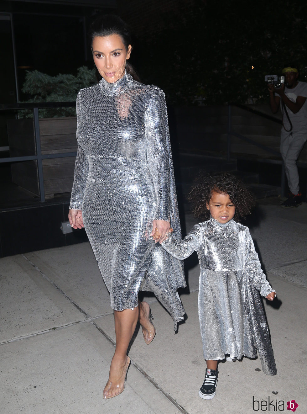 Kim Kardashian y North West visten a juego para ir a una actuación de Kanye West