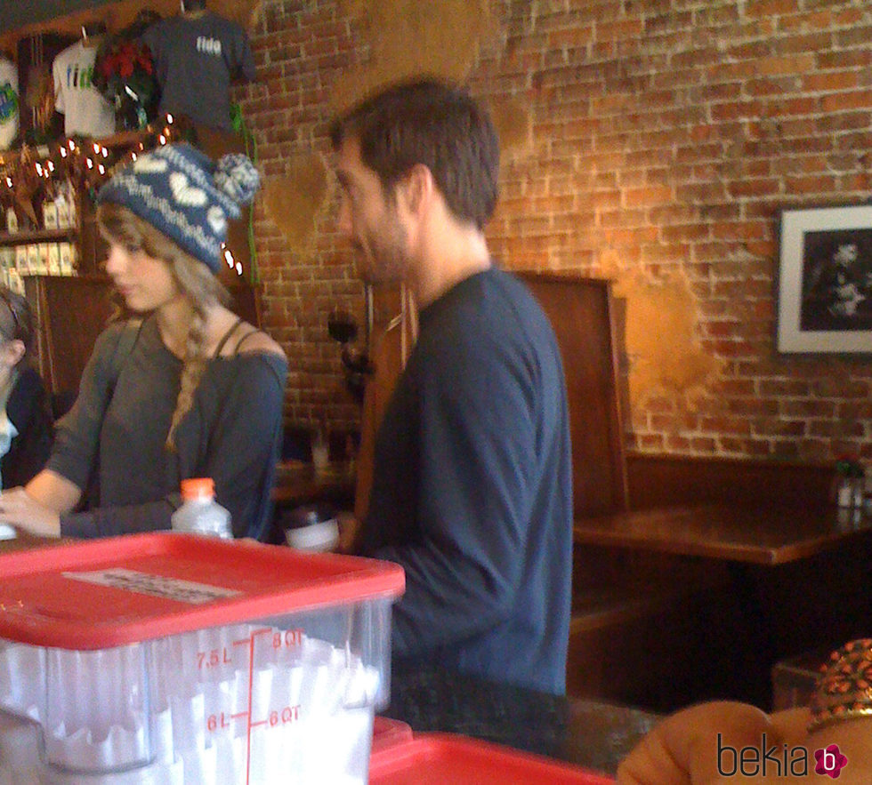 Taylor Swift y Jake GyllenHaal en Nashville