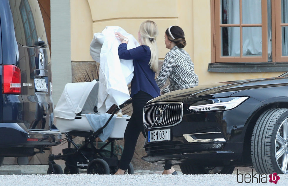 Sofia Hellqvist y su hijo el Príncipe Alejandro horas antes de su bautizo