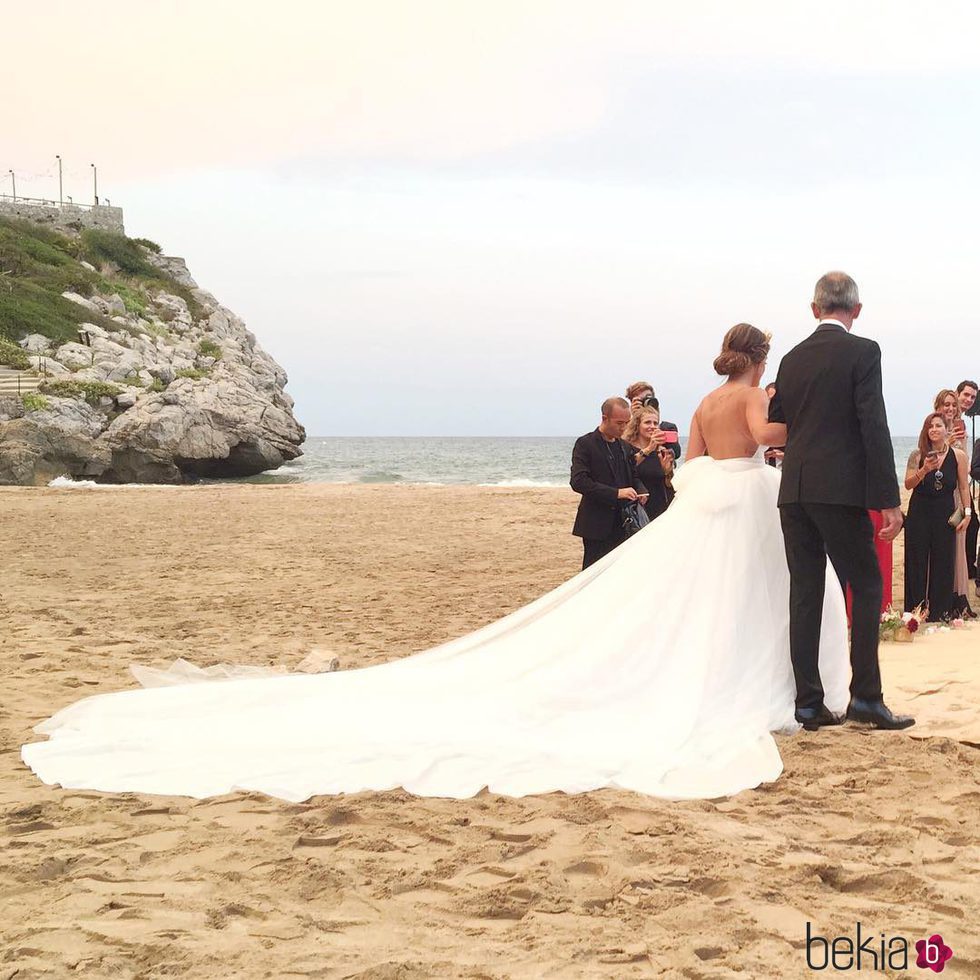 Dulceida de camino al altar al lado de su padre