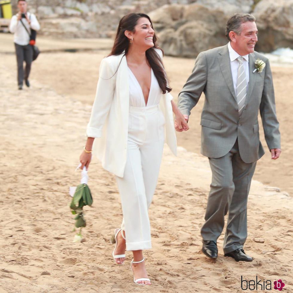 Alba Paul Ferrer muy sonriente de camino al altar de la mano de su padre
