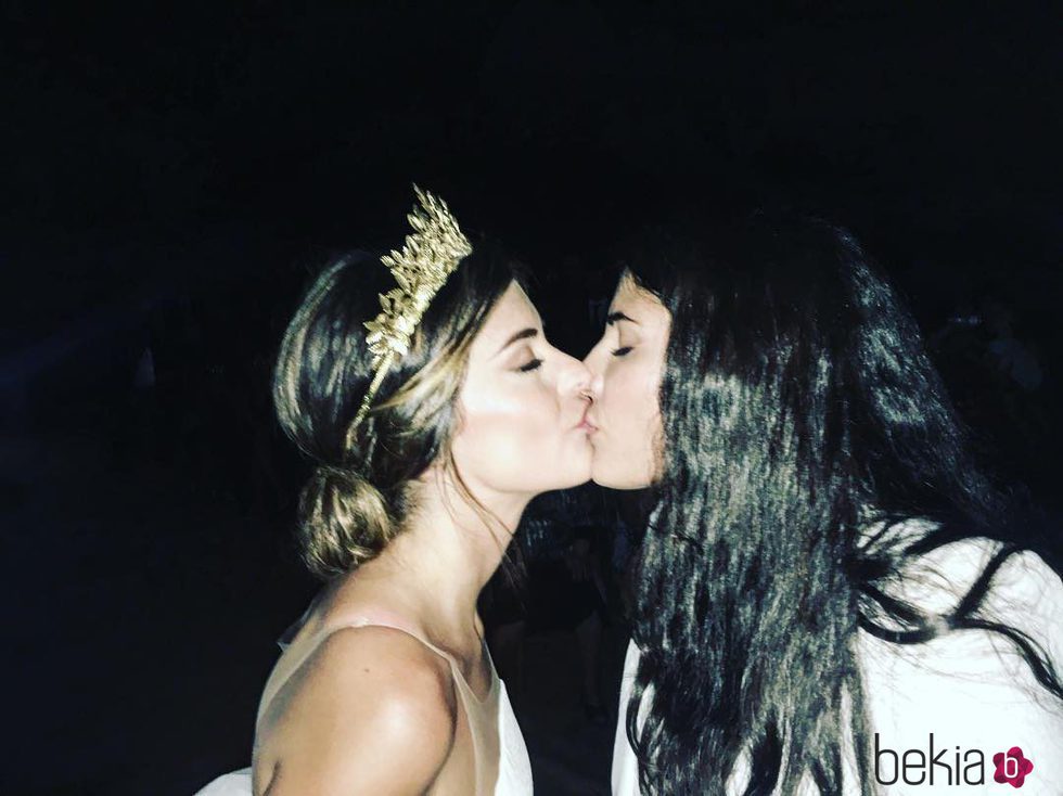 Dulceida y Alba se funden en un beso tras su boda
