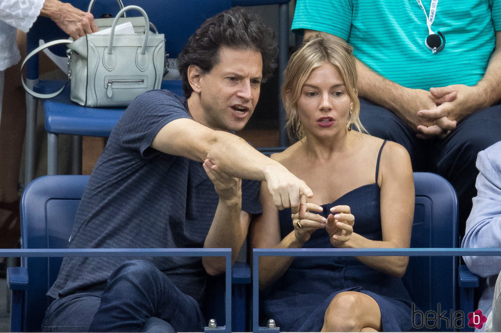 Sienna Miller junto a su novio, Bennet Miller