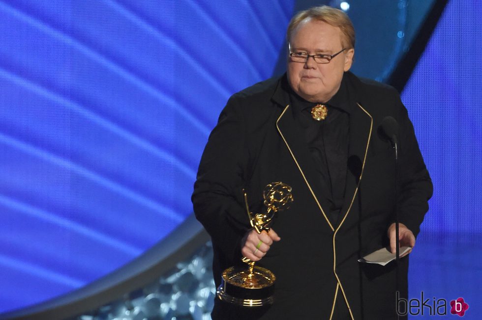 Louie Anderson recogiendo su galardón a Mejor actor secundario de comedia en los Emmy 2016