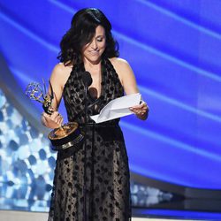 Julia Louis-Dreyfus recogiendo el galardón a Mejor actriz de comedia en los Emmy 2016