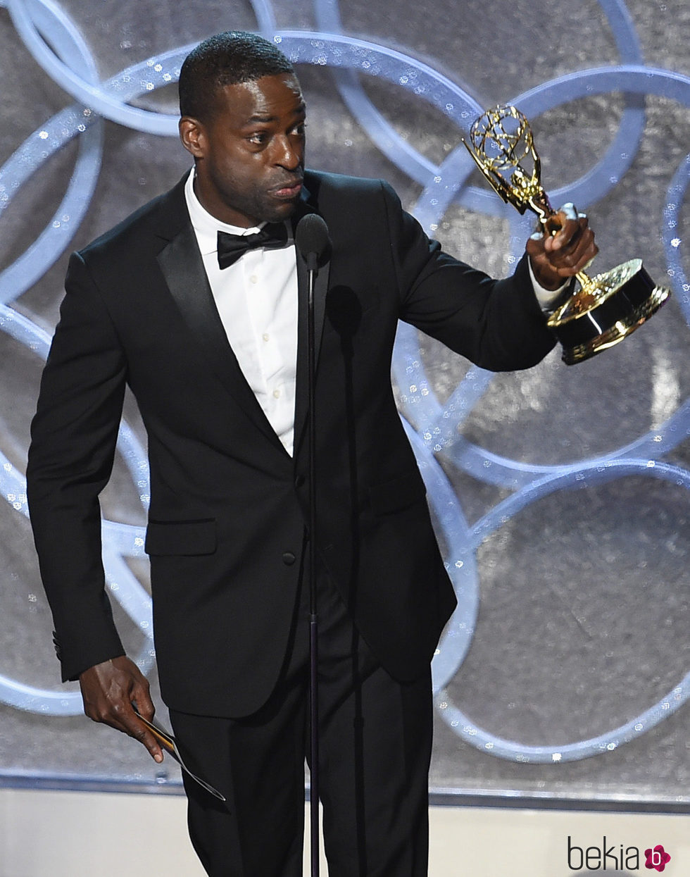 Sterling K. Brown recogiendo su galardón a Mejor actor secundario de tv movie en los Emmy 2016
