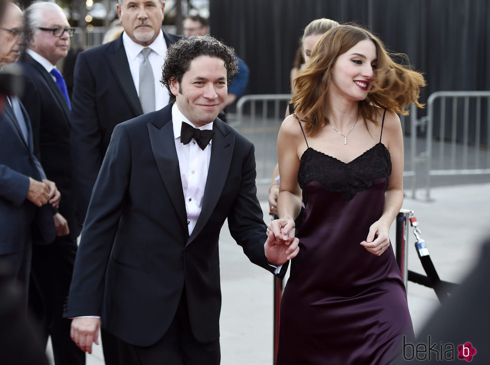 María Valderde junto a su novio Gustavo Dudamel en el concierto filarmónico de Walt Disney
