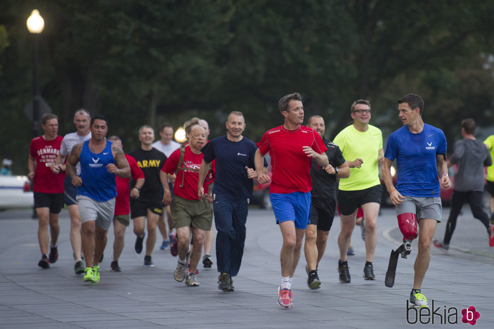Federico de Dinamarca corriendo en una carrera para veteranos en Washington