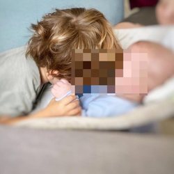 Martín Casillas celebrando los 4 meses de Lucas Casillas con un tierno beso